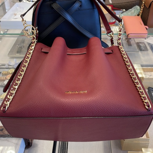 MICHAEL KORS
Mina Large Chain Shoulder Tote Bag
Dark Cherry 
NWT - Picture 15 of 16
